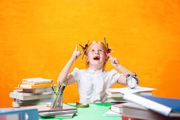 Ragazza teenager con molti libri