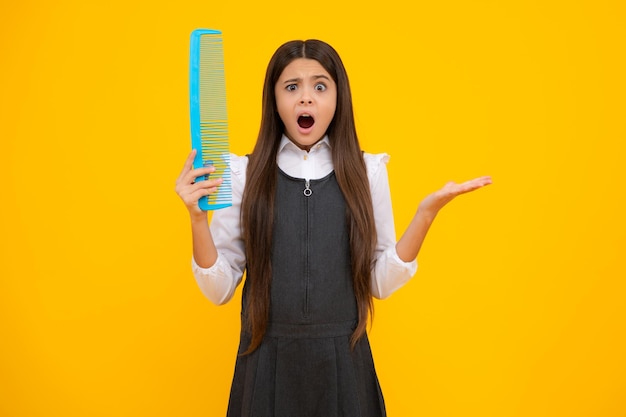 Ragazza teenager della ragazza con la spazzola che pettina i capelli Ragazza che prende cura dei capelli e acconciatura Solon dei capelli del parrucchiere