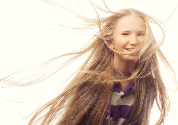 Ragazza teenager di bellezza. Bel viso modello. Capelli lunghi sani.