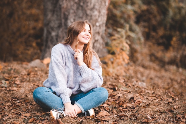 Ragazza teenager felice che riposa all'aperto