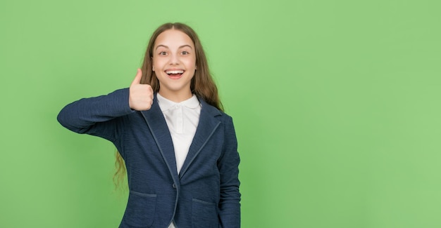 Ragazza teenager felice. di nuovo a scuola. giornata della conoscenza. educazione dell'infanzia. ragazzo in uniforme