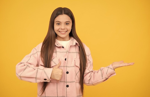 Ragazza teenager felice di vendita di acquisto di modo di autunno in stile casual del capretto dei pantaloni a vita bassa della camicia a scacchi