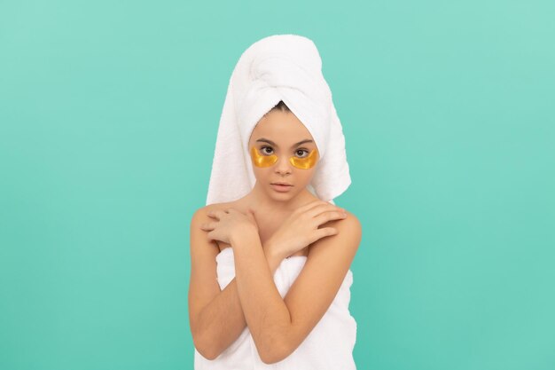 Ragazza teenager in asciugamano doccia con pelle perfetta patch dorata