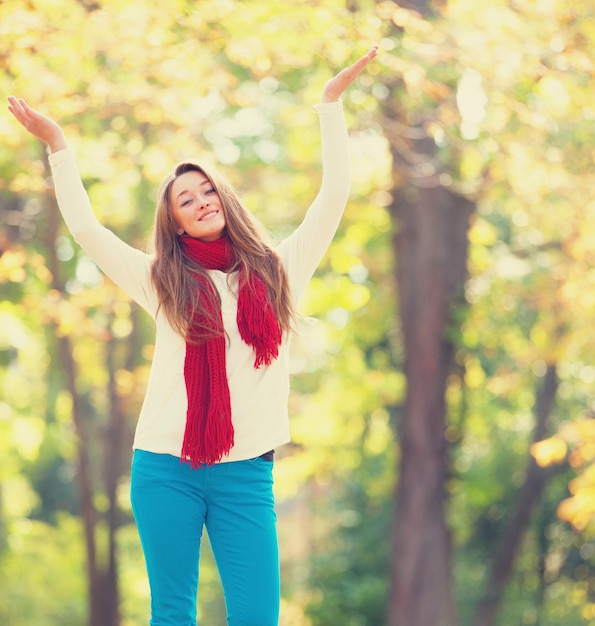 Ragazza teenager in autunno all'aperto