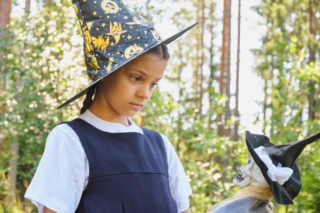 Ragazza teenager in un costume da strega nel parco