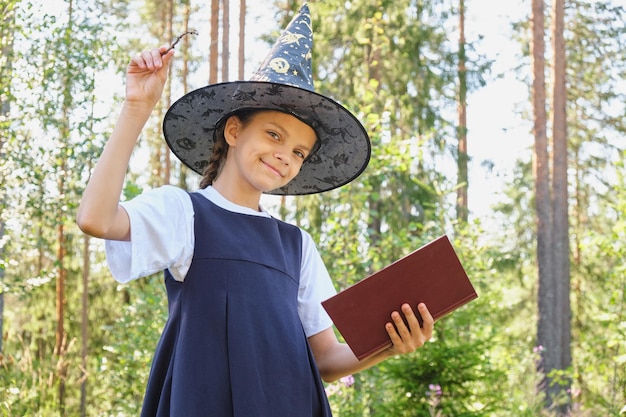 Ragazza teenager in un costume da strega nel parco