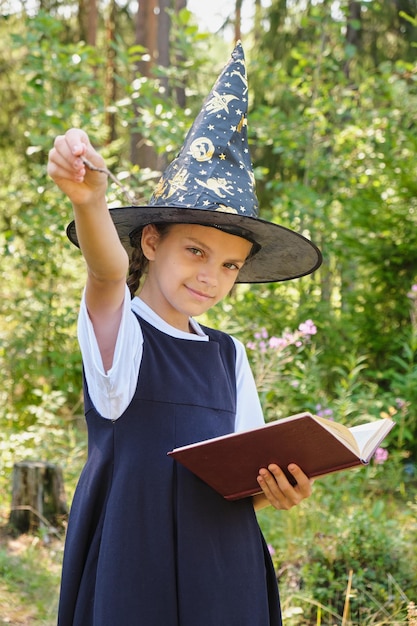 Ragazza teenager in un costume da strega nel parco