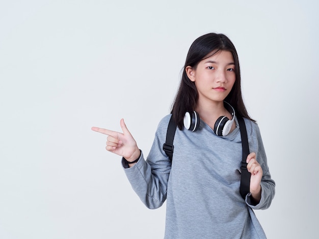 Ragazza teenager mentre ascolta la musica