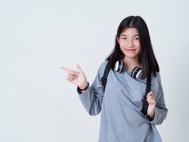 Ragazza teenager mentre ascolta la musica