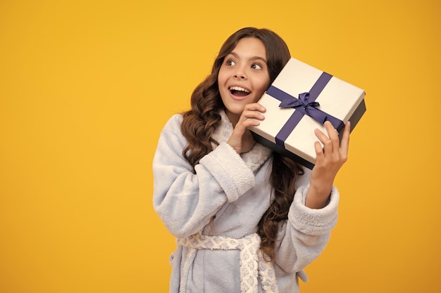 Ragazza teenager stupita Bambino adolescente emotivo tenere regalo per il compleanno Ragazza divertente del bambino che tiene scatole regalo che celebrano felice anno nuovo o Natale Espressione eccitata allegra e felice