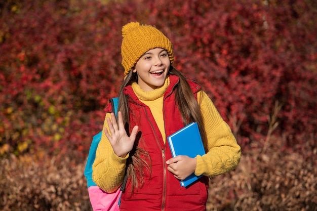 Ragazza teenager stupita che torna a scuola in autunno