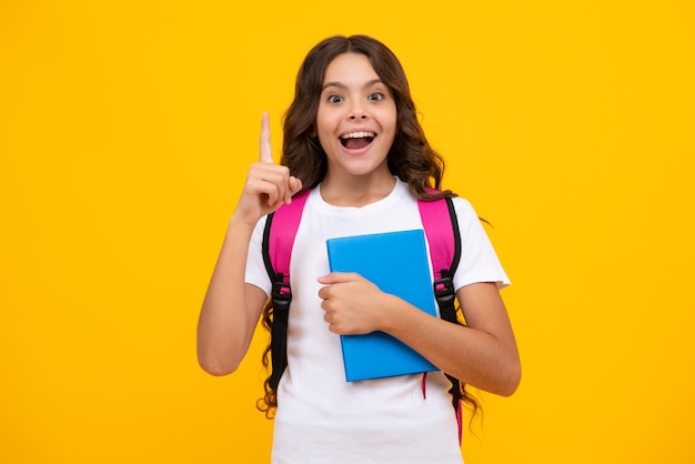 Ragazza teenager stupita Ritorno a scuola Studentessa studentessa con borsa da scuola zaino tenere libro isolato