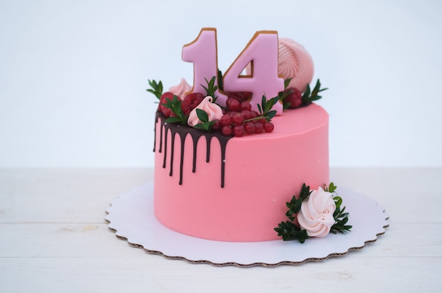 ragazza torta di compleanno con il numero quattordici