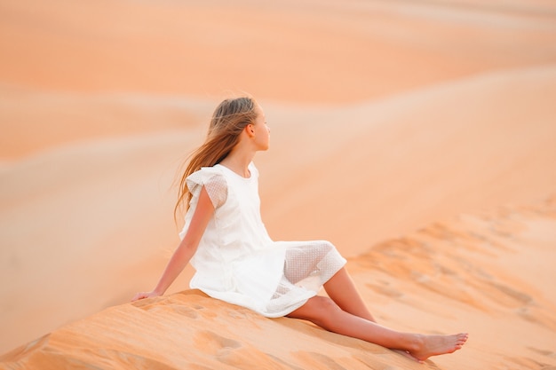 Ragazza tra le dune nel deserto degli Emirati Arabi Uniti