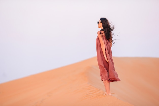 Ragazza tra le dune nel deserto degli Emirati Arabi Uniti