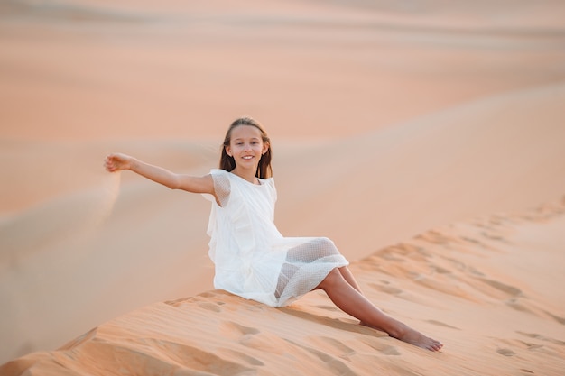 Ragazza tra le dune nel deserto di Rub al-Khali negli Emirati Arabi Uniti