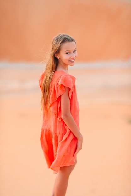 Ragazza tra le dune nel deserto di Rub al-Khali negli Emirati Arabi Uniti