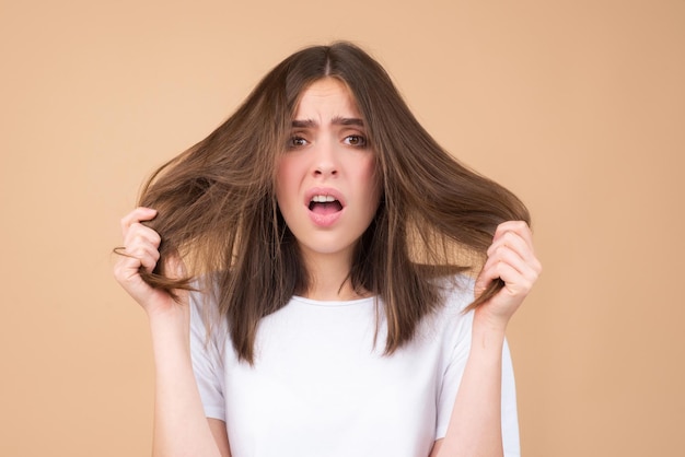 Ragazza triste con capelli danneggiati problema di cura dei capelli donna con problema di perdita di capelli ritratto di giovane donna spirito