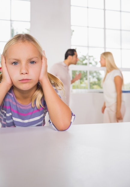 Ragazza triste con genitori combattenti