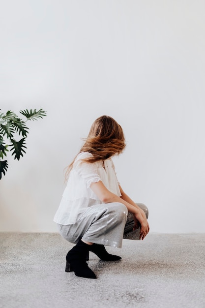 Ragazza triste con lunghi capelli biondi