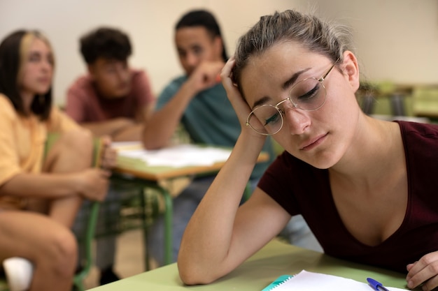 Ragazza triste del tiro medio a scuola