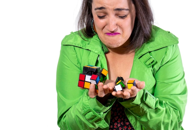 Ragazza triste dopo aver rotto lo sfondo bianco del cubo di rubik39s