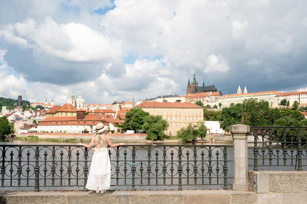 Ragazza turista sullo sfondo del Castello di Praga Viaggio a Praga