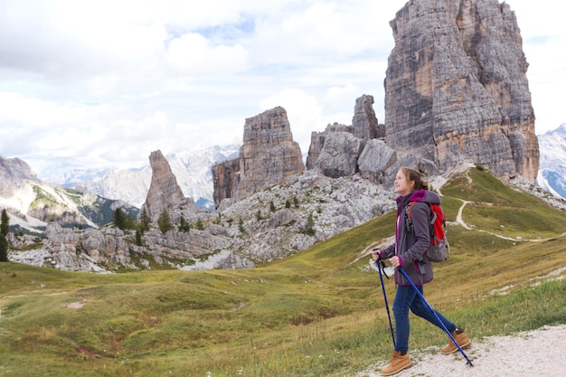 Ragazza turistica alle Dolomiti