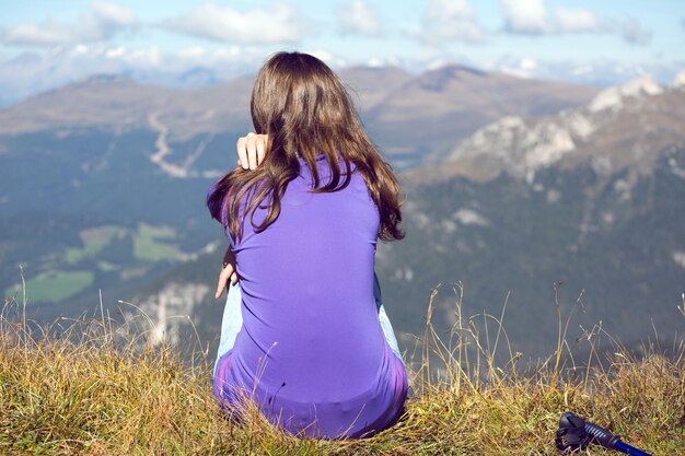 Ragazza turistica alle Dolomiti