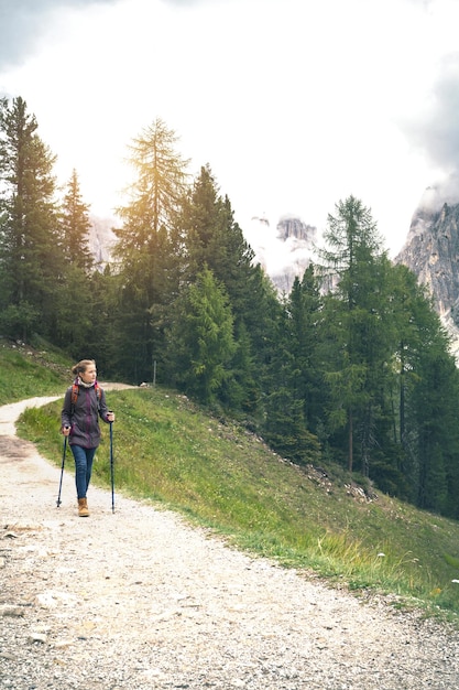 Ragazza turistica alle Dolomiti