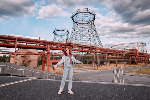 Ragazza turistica che visita il distretto del design industriale e urbano nel complesso della miniera di carbone di Zollverein Ruhr Destinazioni di viaggio e visite turistiche nel concetto di Essen