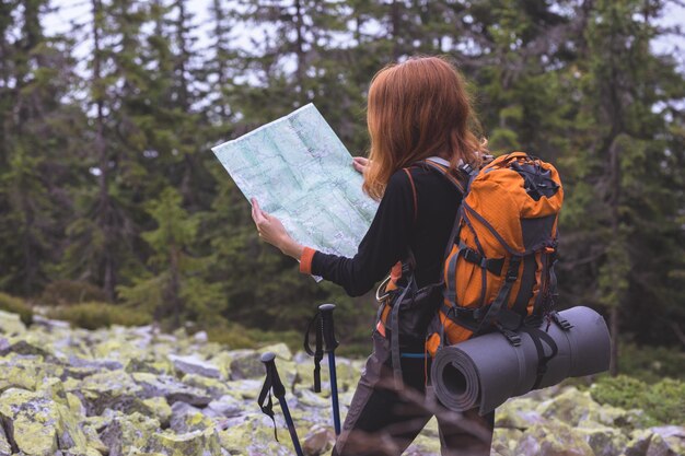 Ragazza turistica dei Carpazi