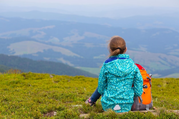 Ragazza turistica e vista sulle montagnexA