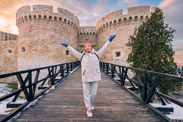 Ragazza turistica felice all'ingresso della porta di Zindan alla fortezza di Kalemegdan Attrazioni e destinazioni di viaggio a Belgrado