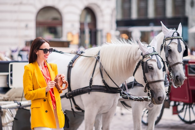 Ragazza turistica godendo la sua vacanza europea a Vienna