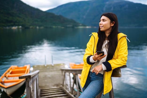 Ragazza turistica in giacca gialla Donna attiva che si rilassa in Norvegia Avventura di stile di vita in viaggio