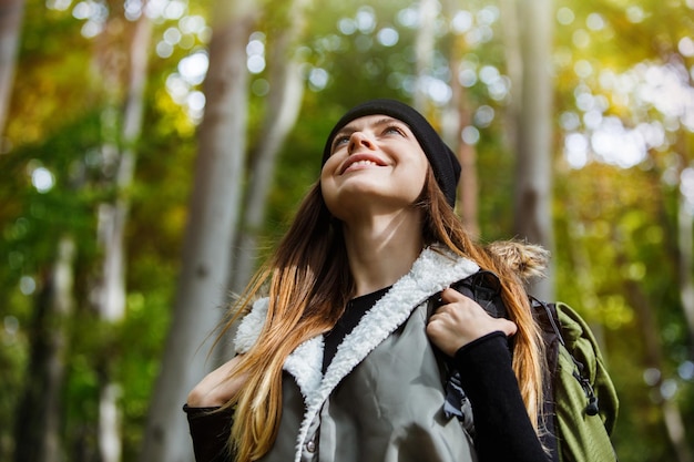 Ragazza turistica nella foresta