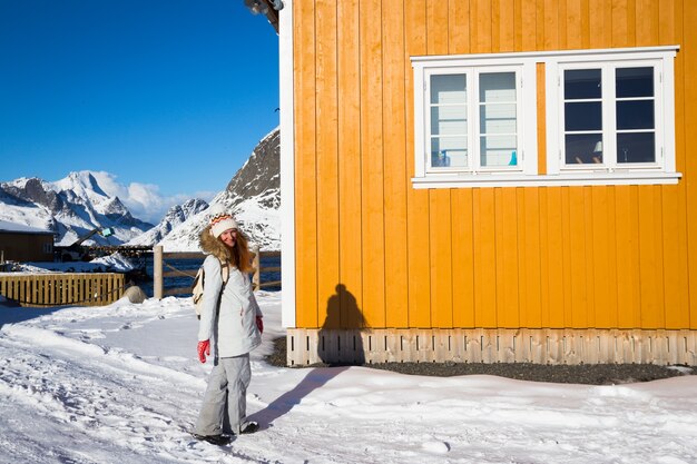 Ragazza turistica sorridente felice vicino a rorbu. Isole Lofoten. Norvegia