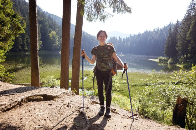 Ragazza turistica su un lago di montagna synevyr. Carpazi, Ucraina.