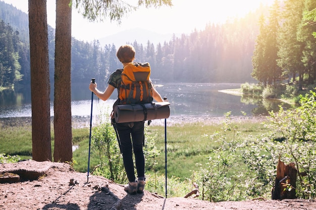 Ragazza turistica su un lago di montagna