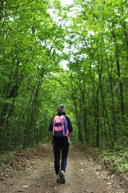 ragazza turistica tra natura