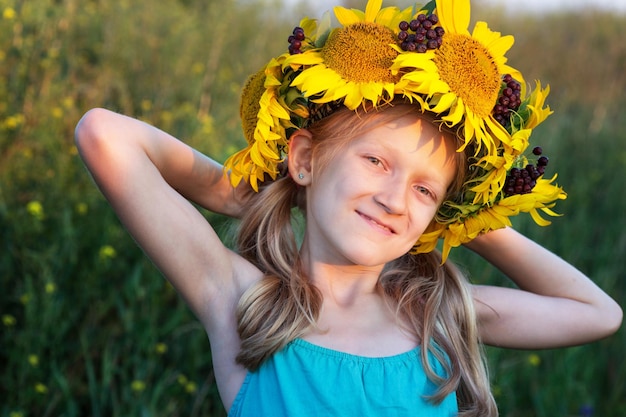 Ragazza ucraina al campo di girasoli