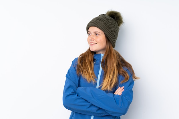 Ragazza ucraina dell'adolescente con il cappello di inverno sopra la risata isolata