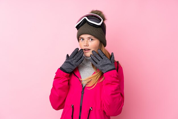 Ragazza ucraina dello sciatore dell'adolescente con i vetri di snowboard più isolati con espressione facciale di sorpresa