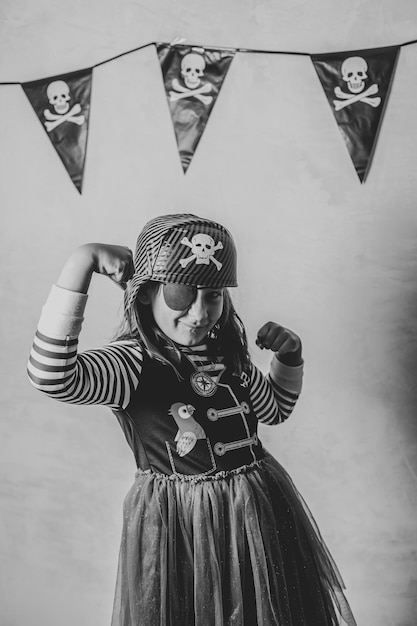 Ragazza vestita da pirata, con un gesto di forza in bianco e nero