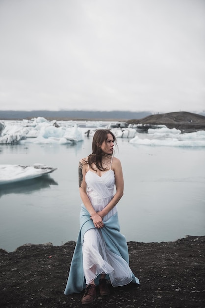 Ragazza vicino al ghiacciaio in Islanda