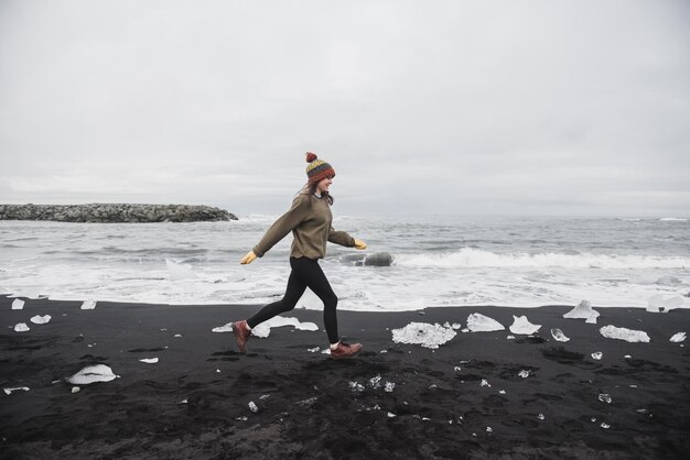 Ragazza vicino al ghiacciaio in Islanda