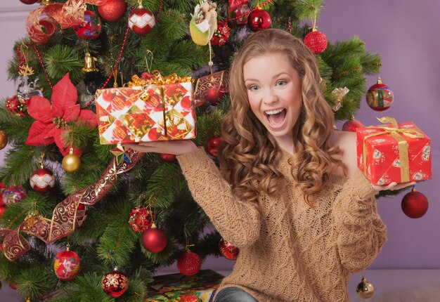 ragazza vicino albero di Natale