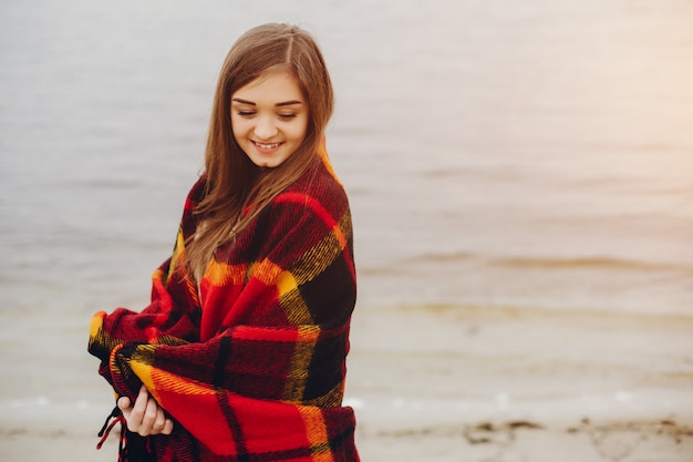 Ragazza vicino all&#39;acqua