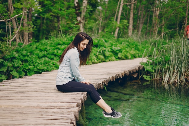 Ragazza vicino all&#39;acqua